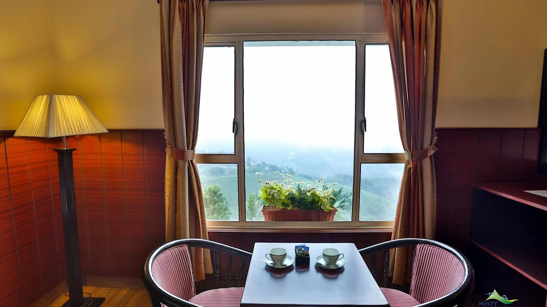 Misty Mountain Resort 무나르
