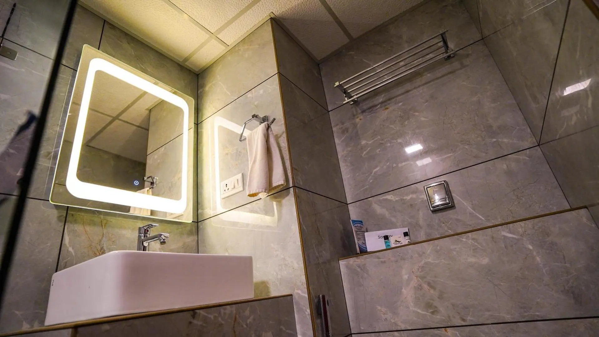 Misty Mountain Resort 무나르 3*,